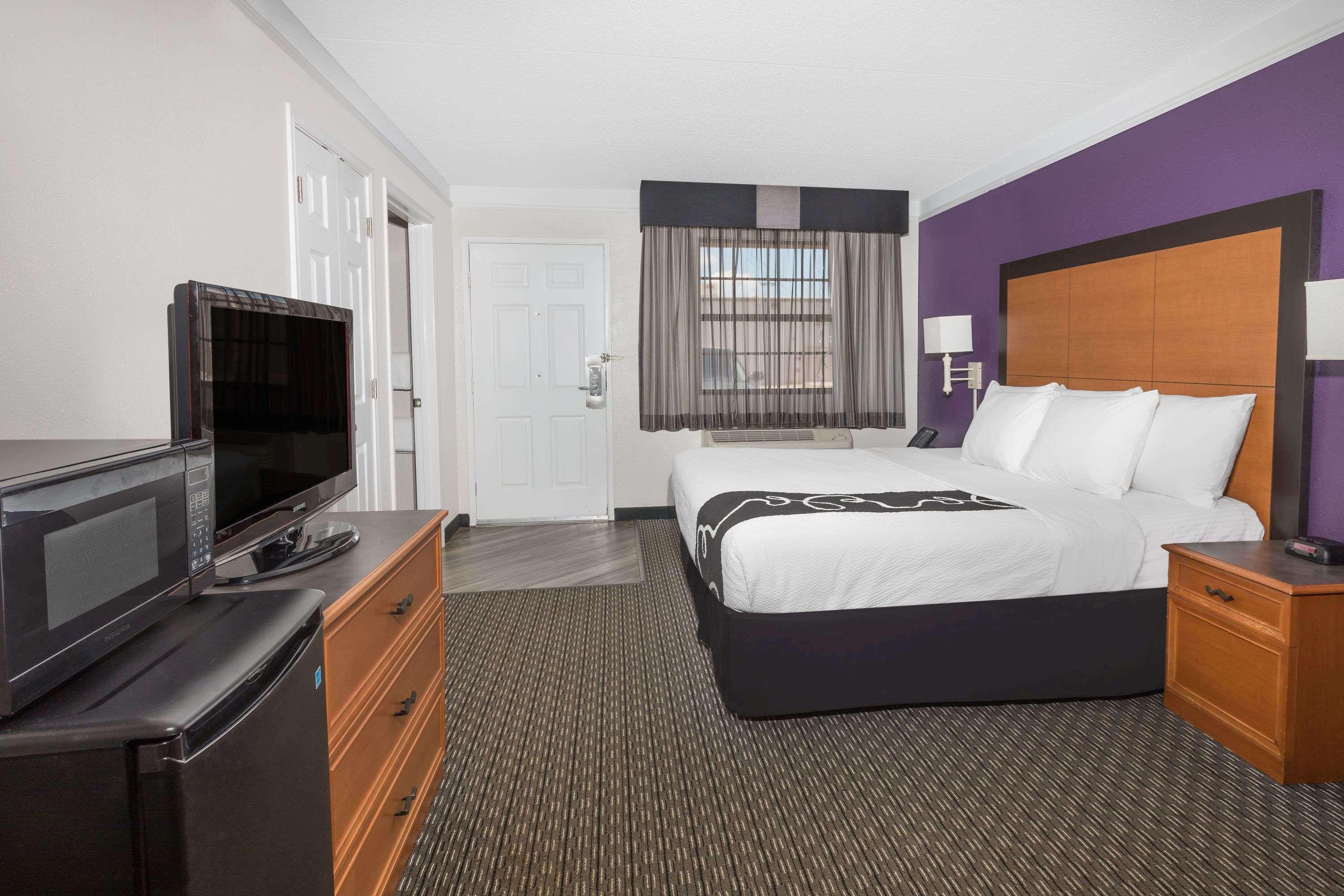 Baymont By Wyndham Greenville Woodruff Rd Extérieur photo