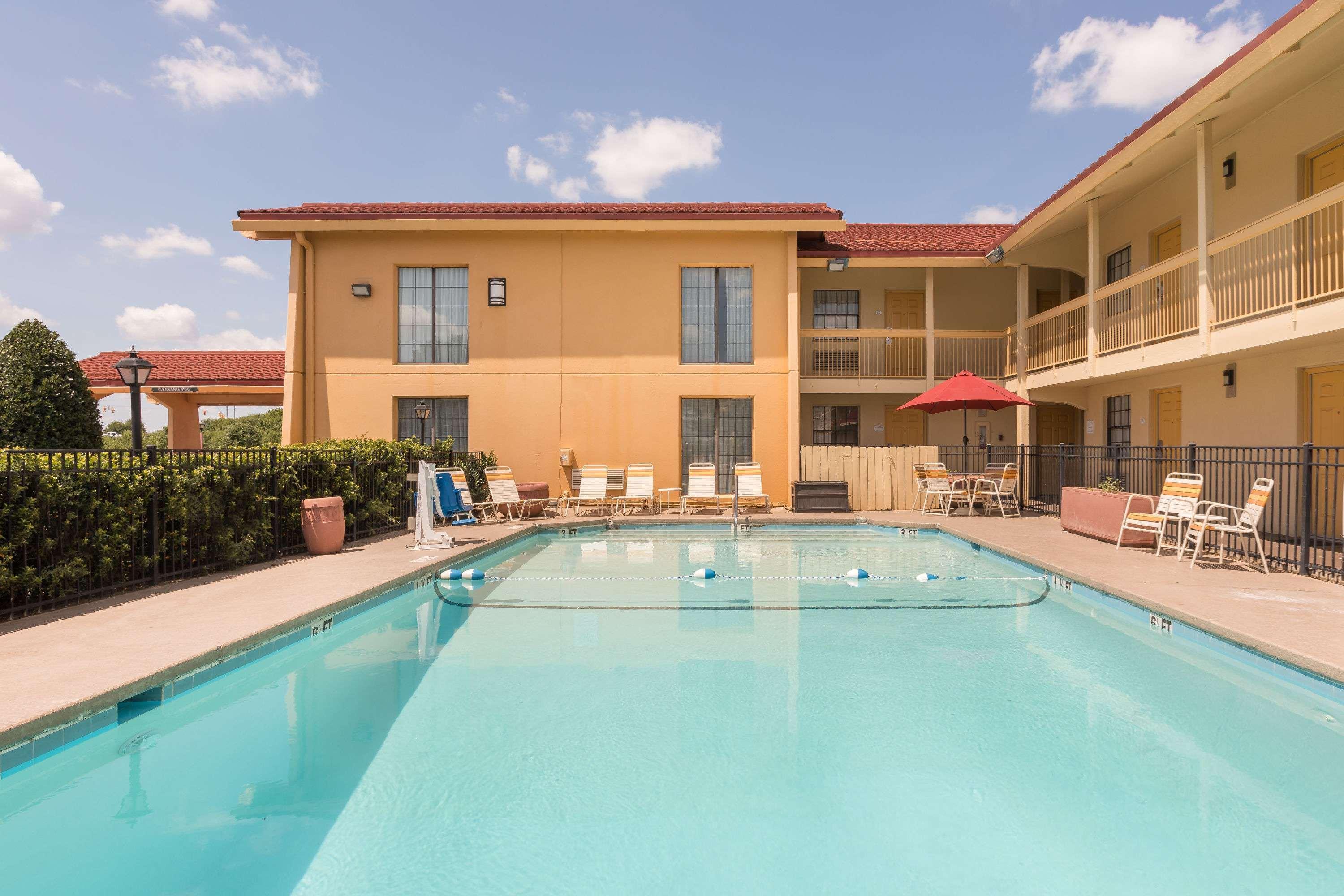 Baymont By Wyndham Greenville Woodruff Rd Extérieur photo