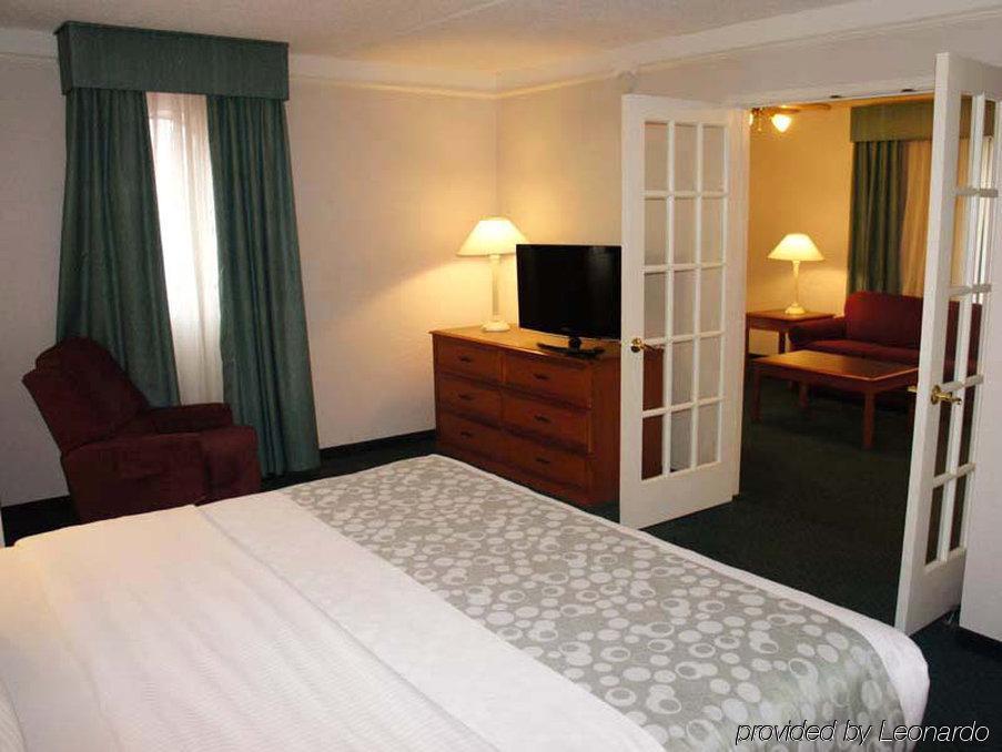 Baymont By Wyndham Greenville Woodruff Rd Extérieur photo