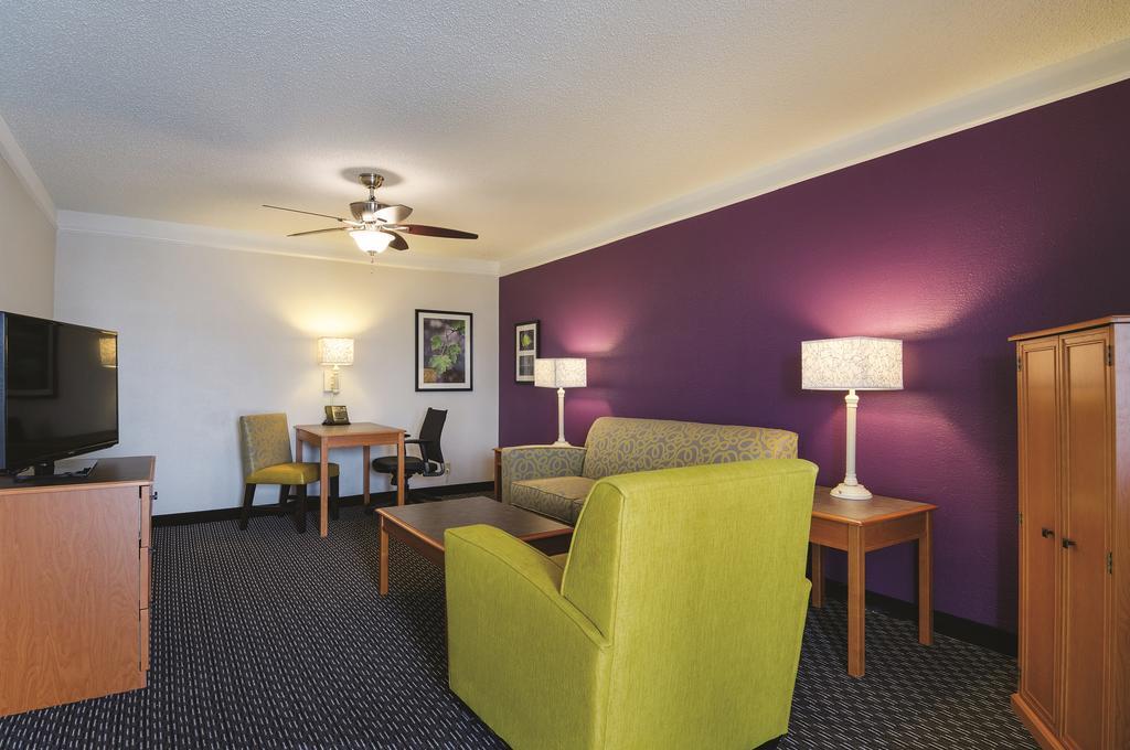 Baymont By Wyndham Greenville Woodruff Rd Extérieur photo