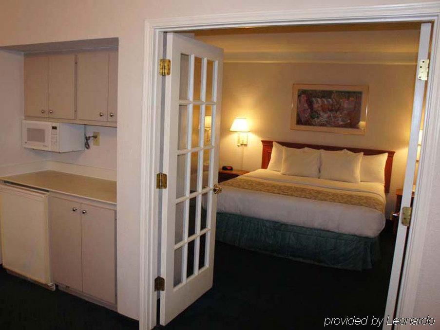 Baymont By Wyndham Greenville Woodruff Rd Extérieur photo