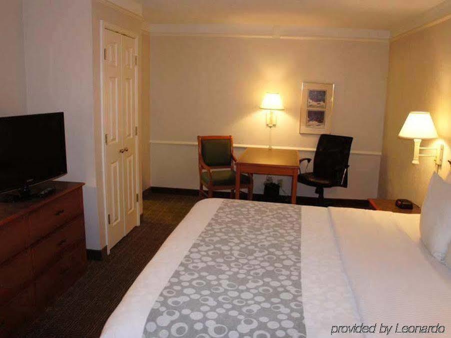 Baymont By Wyndham Greenville Woodruff Rd Extérieur photo