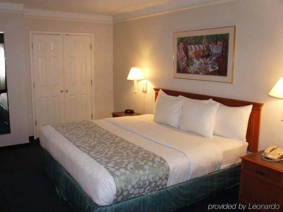 Baymont By Wyndham Greenville Woodruff Rd Extérieur photo