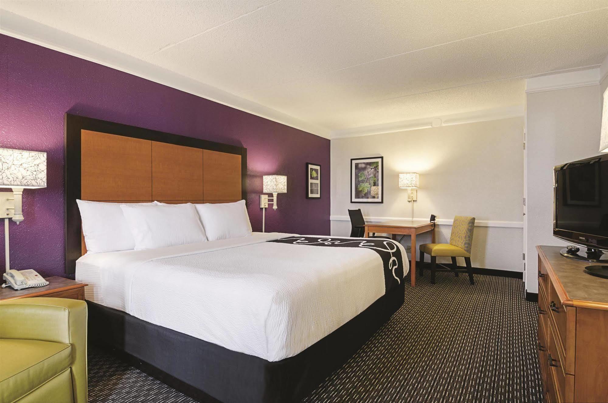 Baymont By Wyndham Greenville Woodruff Rd Extérieur photo