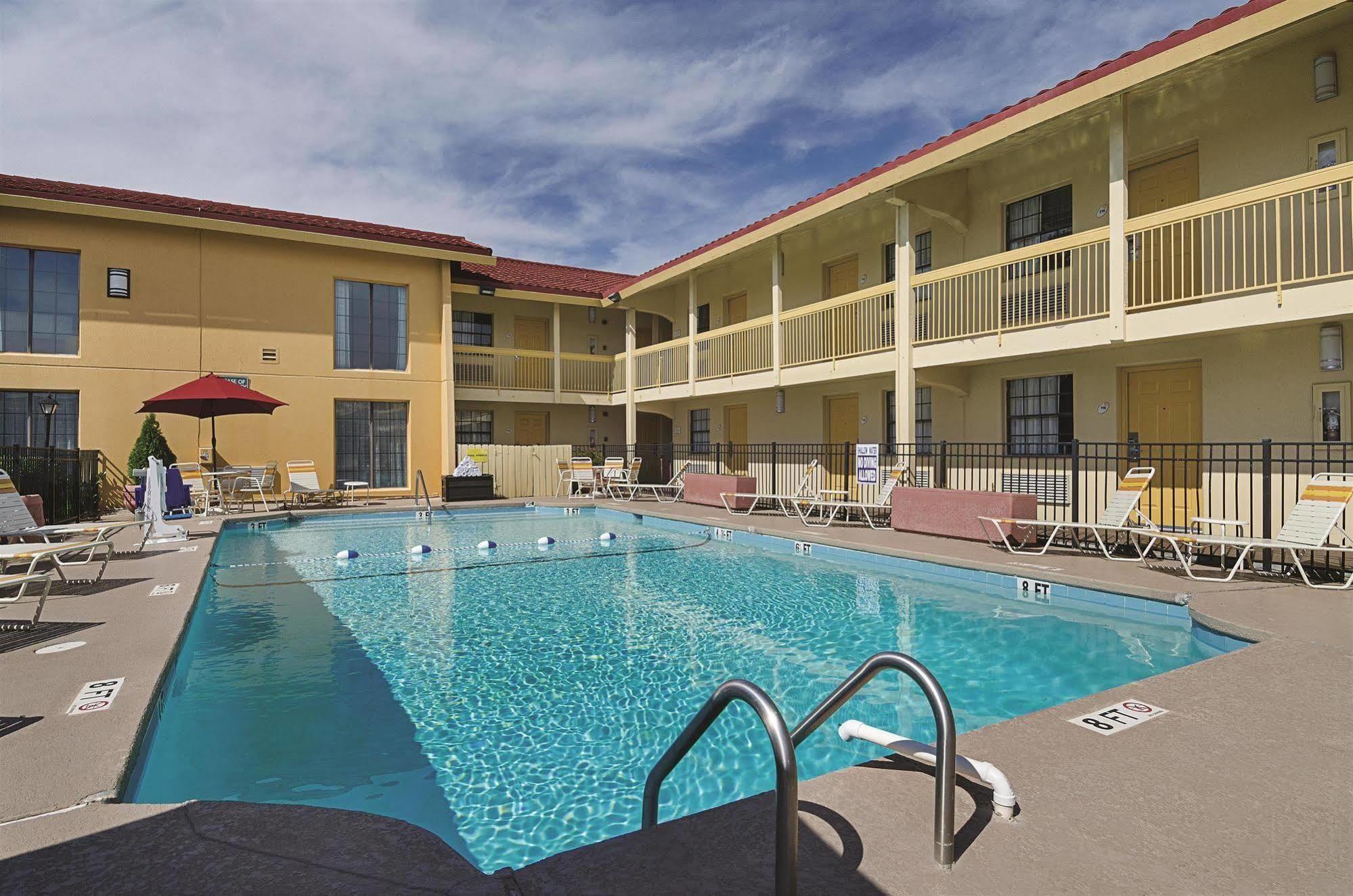 Baymont By Wyndham Greenville Woodruff Rd Extérieur photo