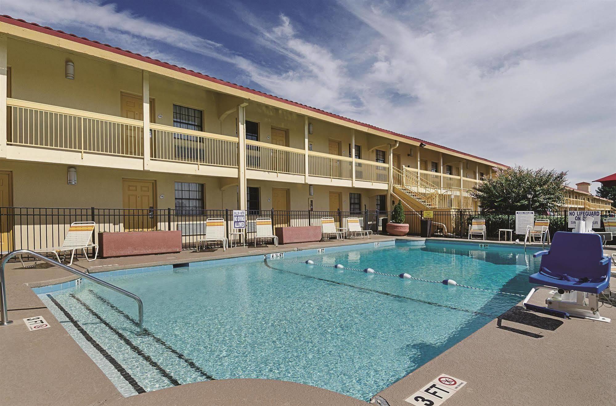 Baymont By Wyndham Greenville Woodruff Rd Extérieur photo