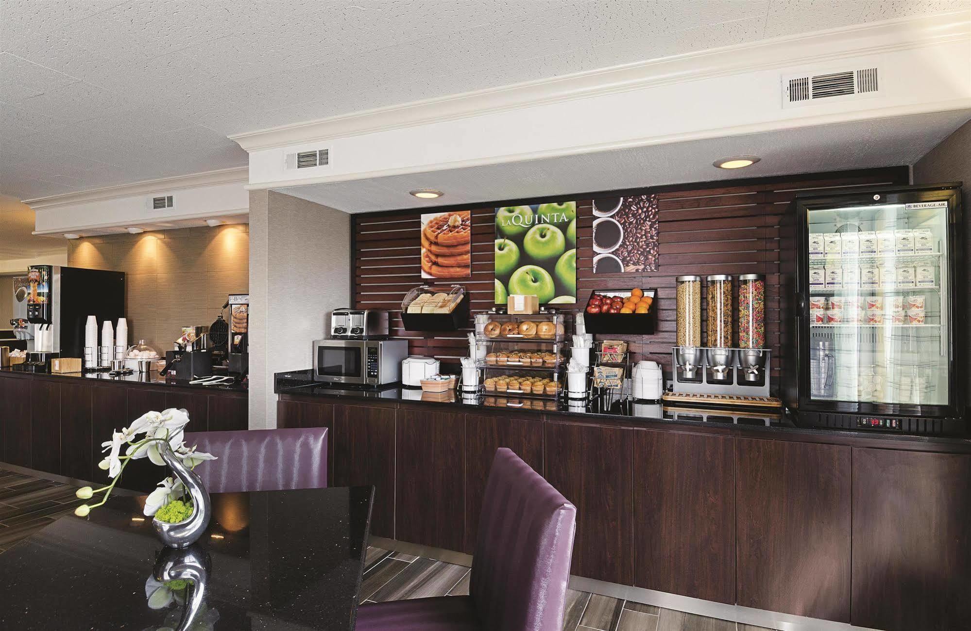 Baymont By Wyndham Greenville Woodruff Rd Extérieur photo